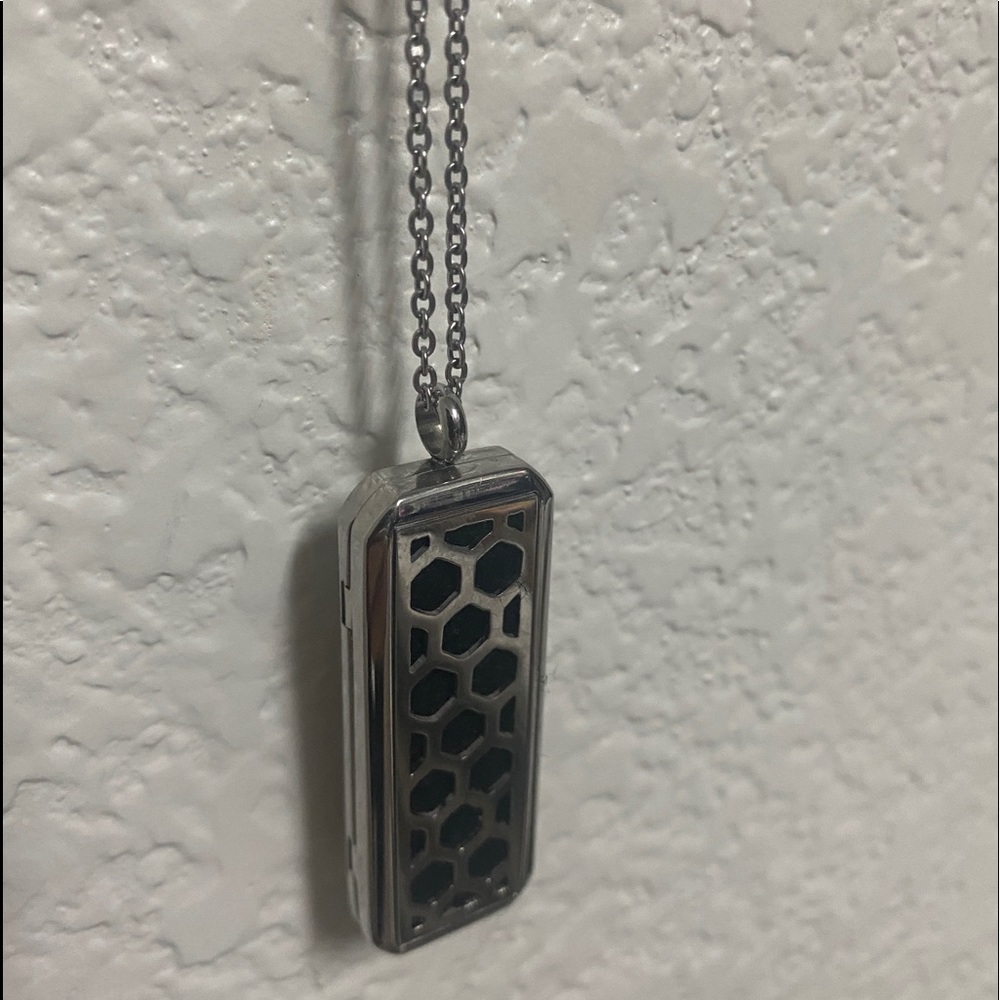 Silver Oil diffuser aromatherapy honey comb symbol necklace - Picture 5 of 6